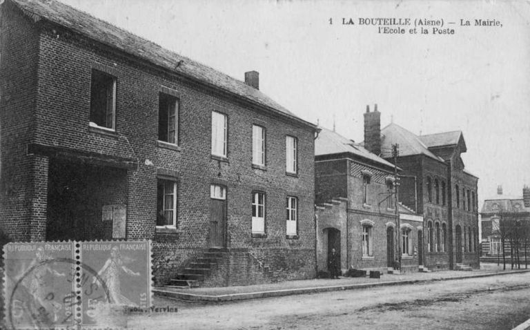 02109 - La Bouteille - Le Mairie l Ecole et la Poste.jpg