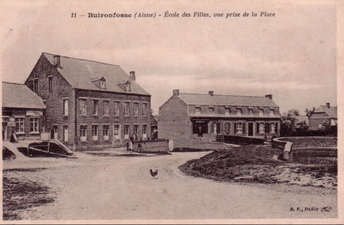 02135 - Buironfosse - Ecole des Filles vue prise de la Place.jpg